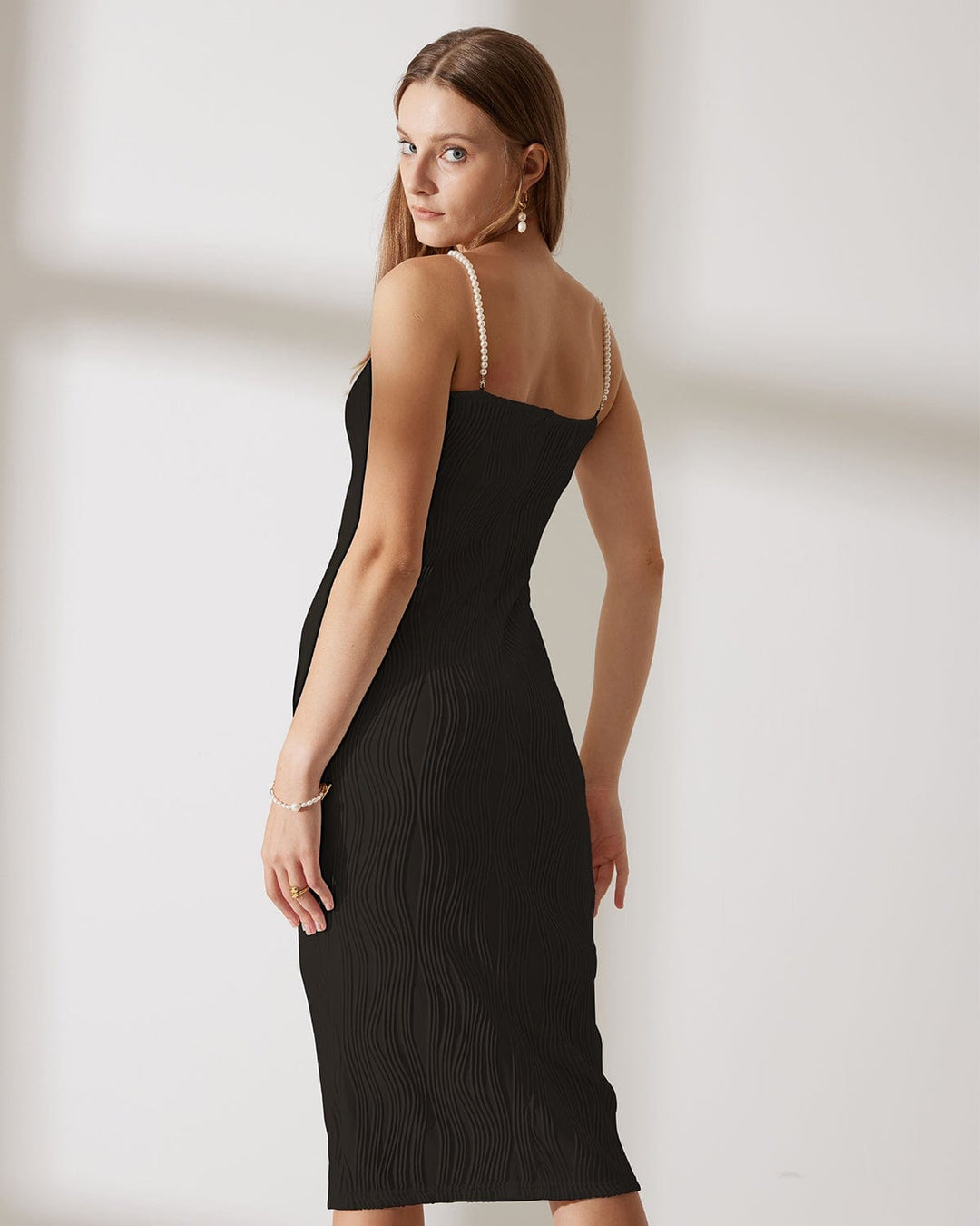 Abito Cami Nero con Texture a Onde d'Acqua